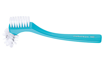 CURAPROX BDC SPAZZOLINO BREVETTATO PER DENTIERE 1 PEZZO COLORE AZZURRO - Farmacia-flash.it