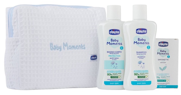 CHICCO BABY MOMENTS BEAUTY BAG ZIP AZZURRO BAGNOSCHIUMA PELLI DELICATE 200 ML + SHAMPOO PELLI DELICATE 200 ML + SAPONE SOLITO PELLI DELICATE 100 G - Farmacia-flash.it