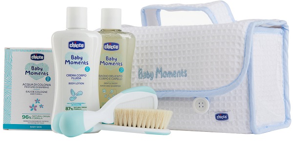 CHICCO BABY MOMENTS BEAUTY MANIGLIA AZZURRO BAGNO DELICATO CORPO-CAPELLI PELLI DELICATE 200 ML + CREMA CORPO PELLI DELICATE 200ML + ACQUA DI COLONIA BABY SMELL PELLI DELICATE 100ML - Farmacia-flash.it