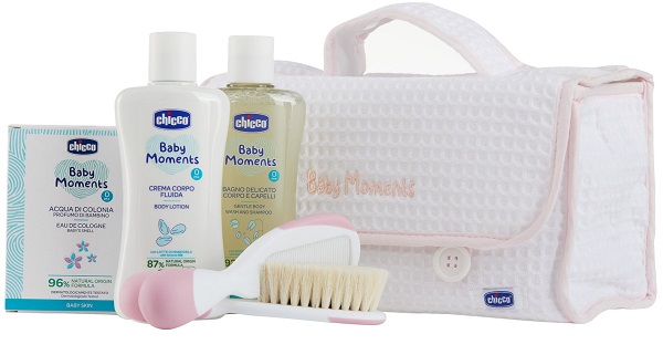 CHICCO BABY MOMENTS BEAUTY MANIGLIA ROSA BAGNO DELICATO CORPO-CAPELLI PELLI DELICATE 200 ML + CREMA CORPO PELLI DELICATE 200 ML + ACQUA DI COLONIA BABY SMELL PELLI DELICATE 100 ML - Farmacia-flash.it